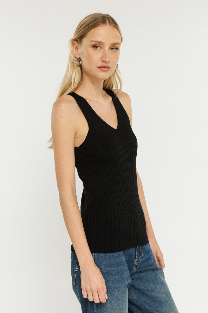 גופייה עם מחשוף V בצבע שחור