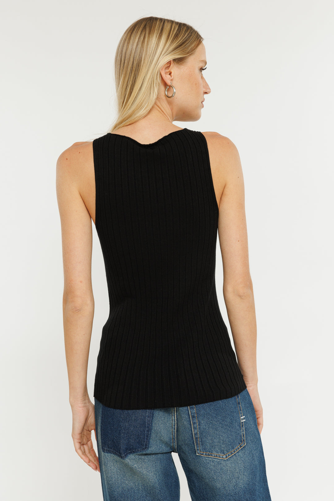 גופייה עם מחשוף V בצבע שחור