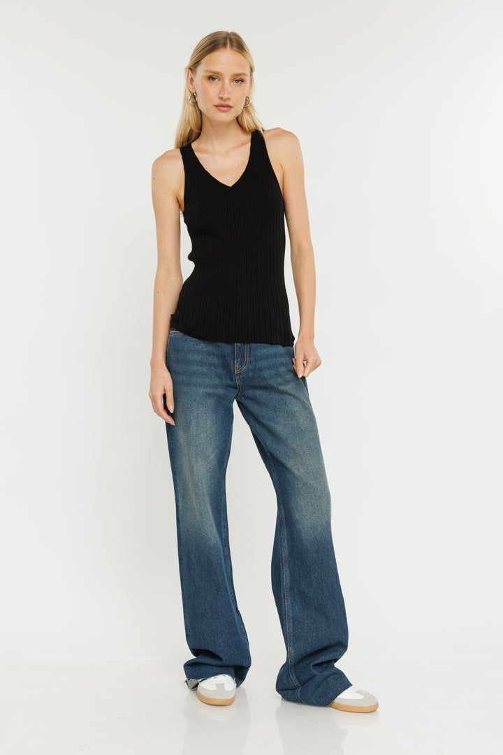 גופייה עם מחשוף V בצבע שחור