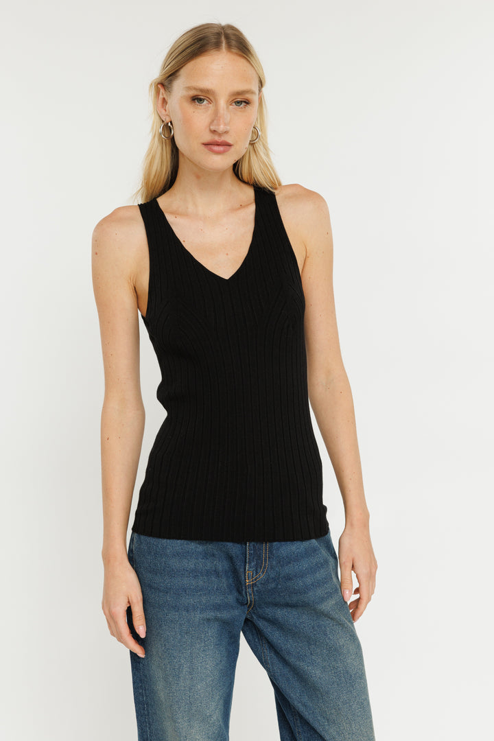 גופייה עם מחשוף V בצבע שחור