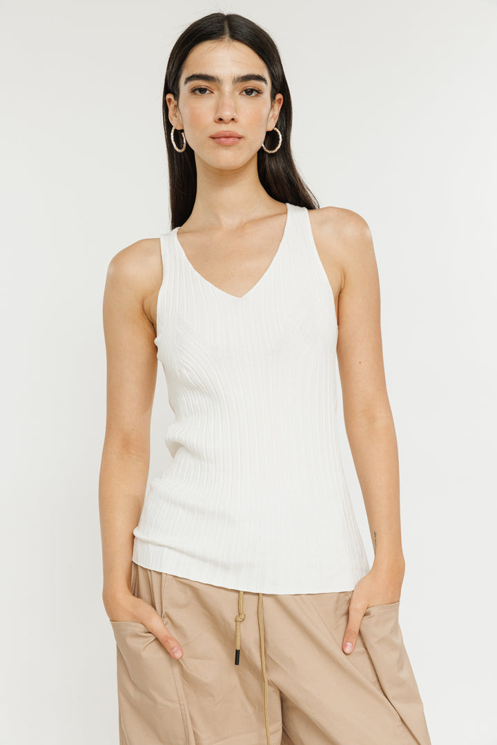 גופייה עם מחשוף V בצבע קרם