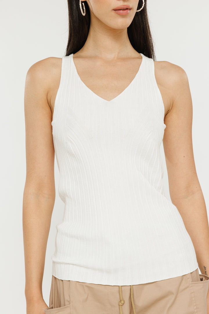 גופייה עם מחשוף V בצבע קרם