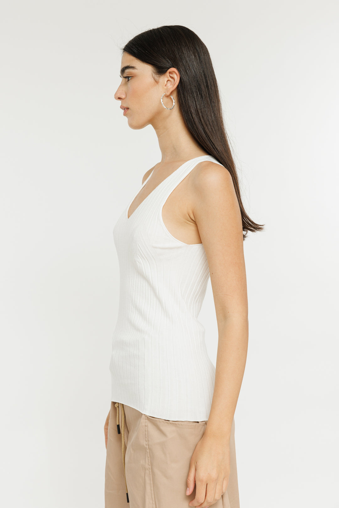 גופייה עם מחשוף V בצבע קרם