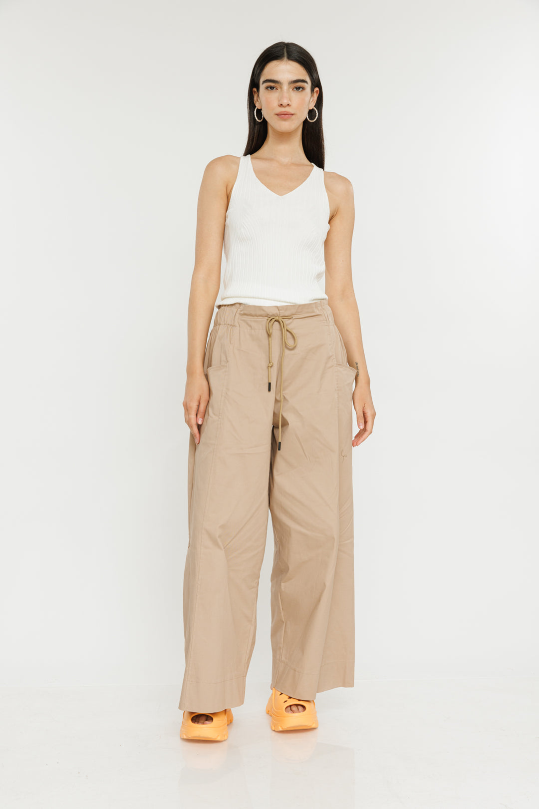 גופייה עם מחשוף V בצבע קרם