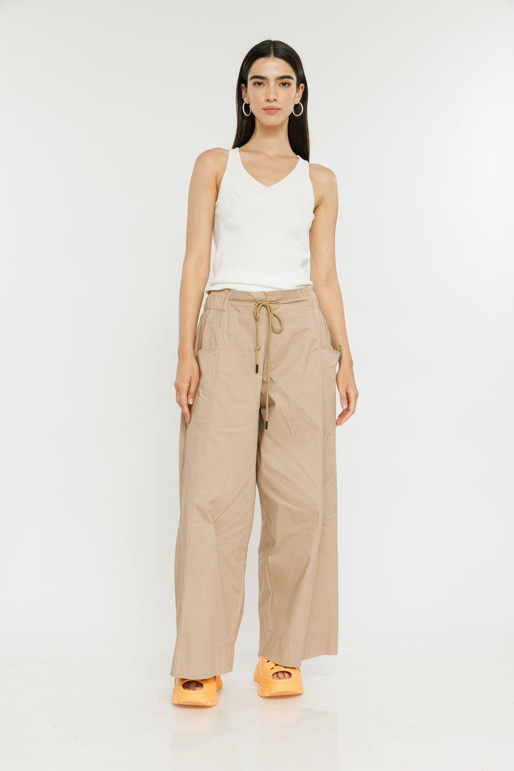 גופייה עם מחשוף V בצבע קרם