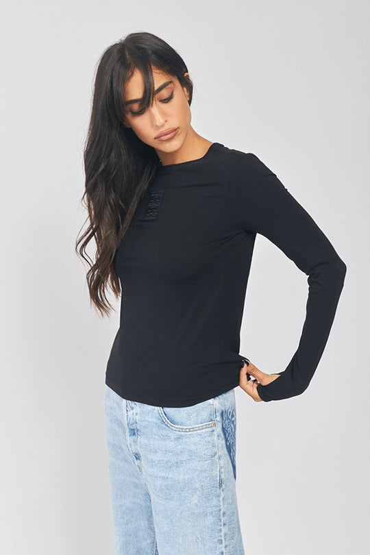 טי שירט ארוכה לוגו רקום בצבע שחור