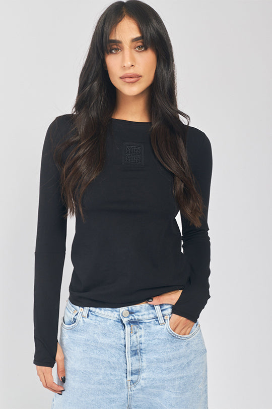 טי שירט ארוכה לוגו רקום בצבע שחור