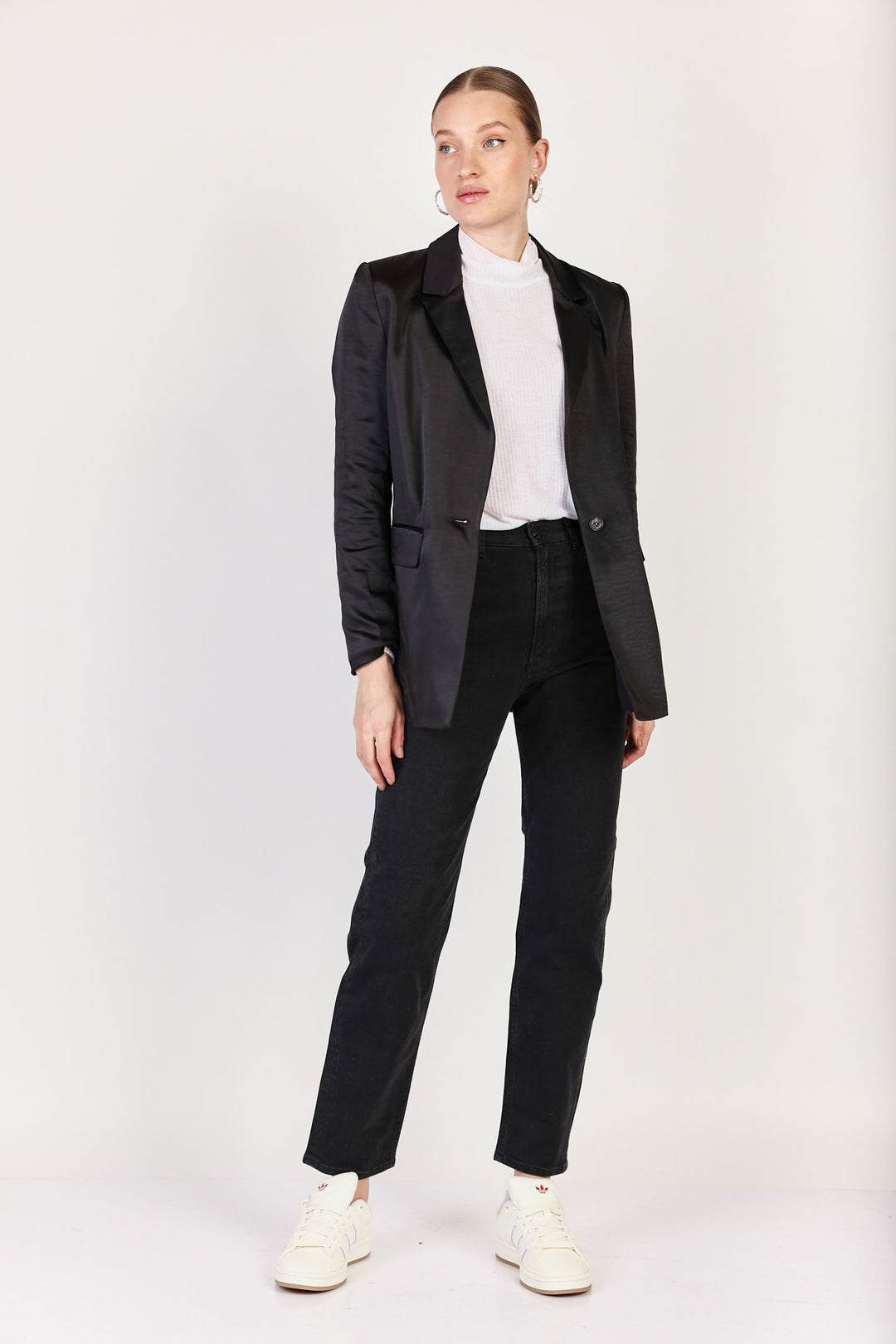 ג'קט Eleganto מבד סאטן בצבע שחור