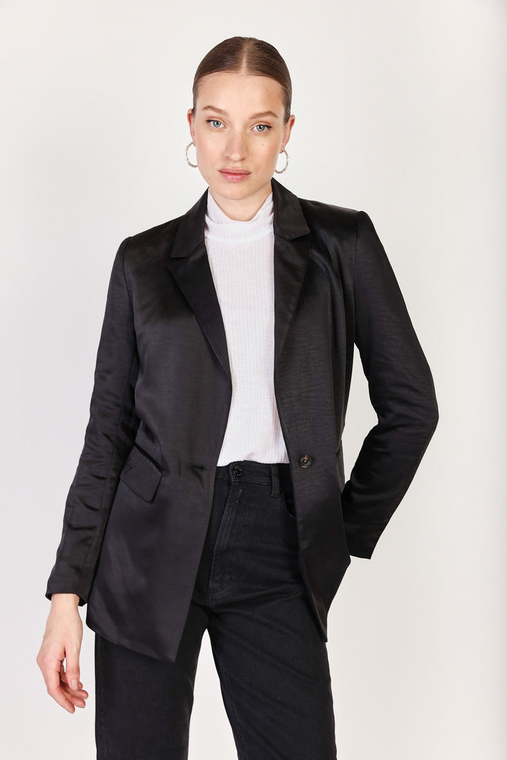 ג'קט Eleganto מבד סאטן בצבע שחור