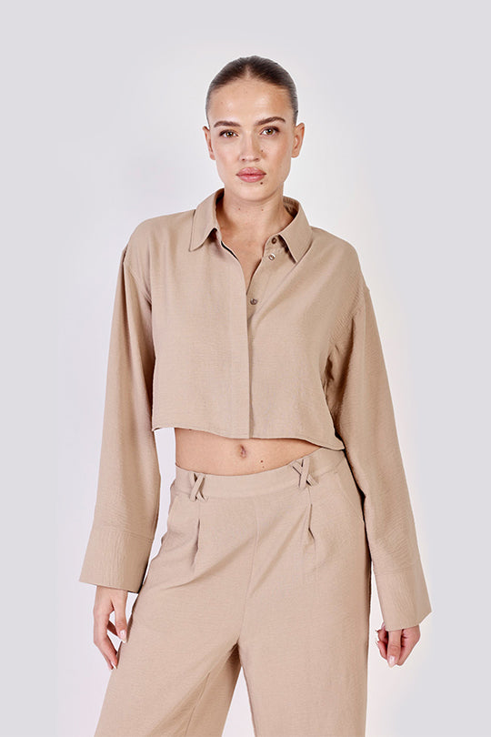 חולצה מכופתרת Wide Crop בצבע בז'