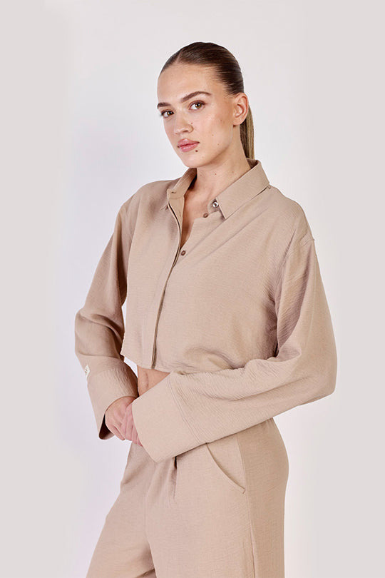 חולצה מכופתרת Wide Crop בצבע בז'