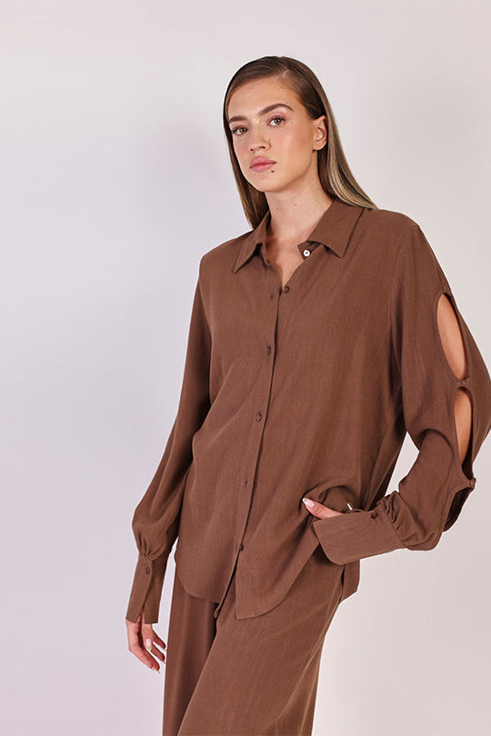 חולצת פשתן מכופתרת Cut Out Sleeves בצבע חום