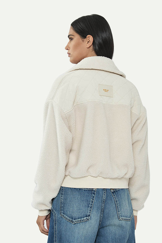 ג׳קט פרווה עם כיסים מרופדים בצבע בז׳