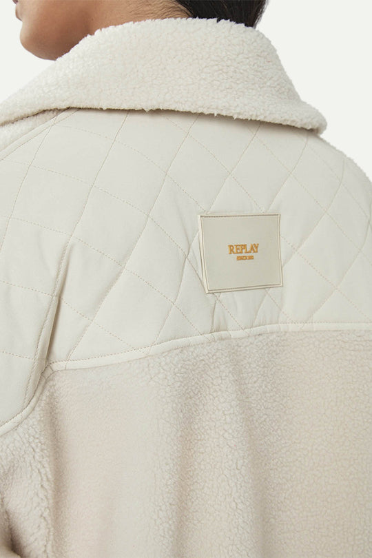 ג׳קט פרווה עם כיסים מרופדים בצבע בז׳