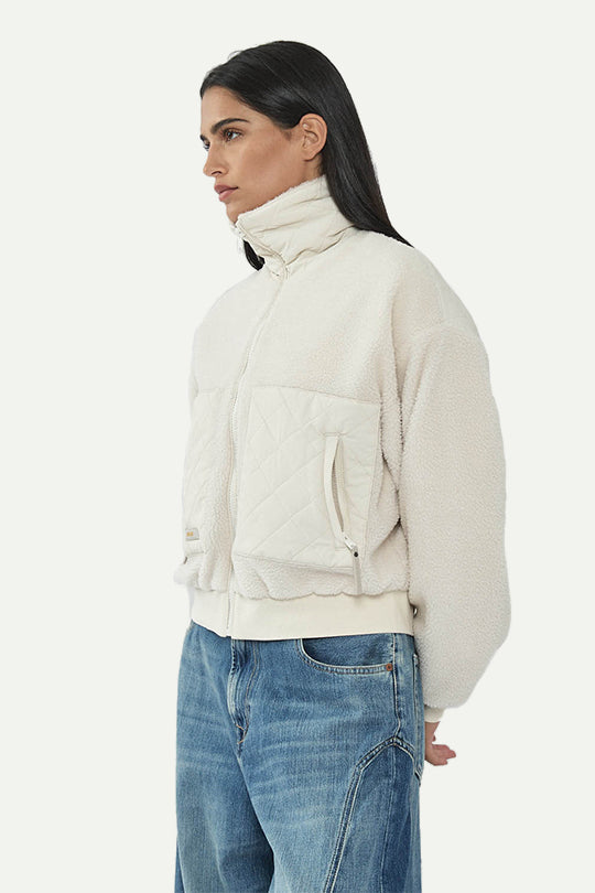 ג׳קט פרווה עם כיסים מרופדים בצבע בז׳