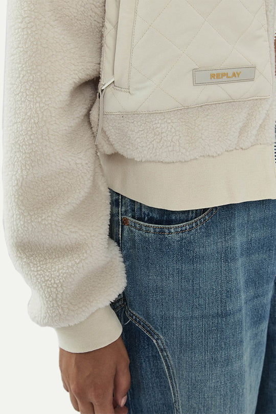 ג׳קט פרווה עם כיסים מרופדים בצבע בז׳