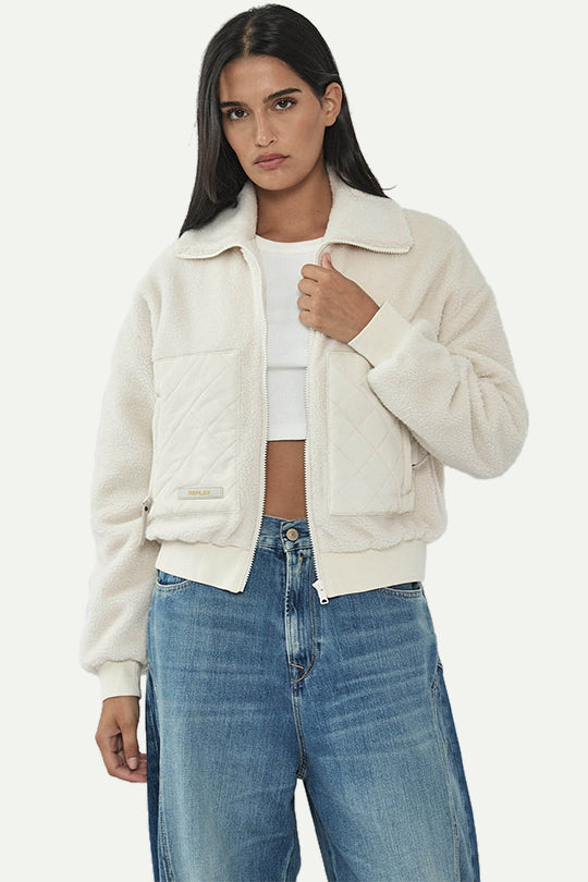 ג׳קט פרווה עם כיסים מרופדים בצבע בז׳