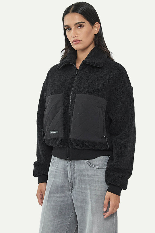 ג׳קט פרווה עם כיסים מרופדים בצבע שחור