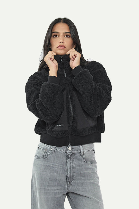 ג׳קט פרווה עם כיסים מרופדים בצבע שחור