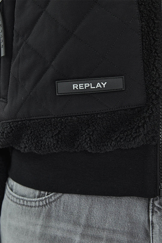 ג׳קט פרווה עם כיסים מרופדים בצבע שחור