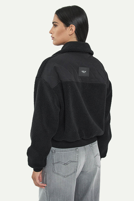 ג׳קט פרווה עם כיסים מרופדים בצבע שחור
