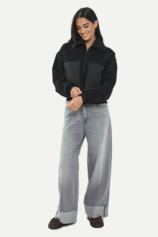 ג׳קט פרווה עם כיסים מרופדים בצבע שחור