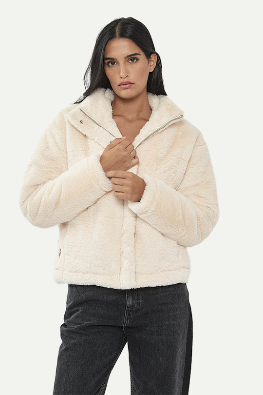 ג׳קט פרווה בצבע אוף וייט