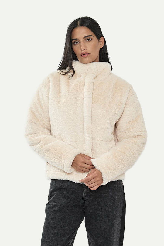 ג׳קט פרווה בצבע אוף וייט