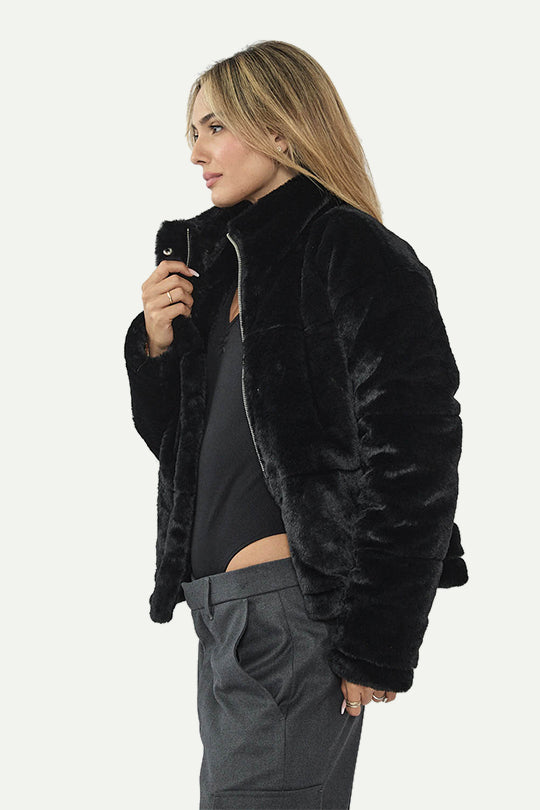 מעיל פרווה סינתטית בצבע שחור