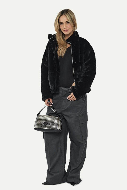 מעיל פרווה סינתטית בצבע שחור