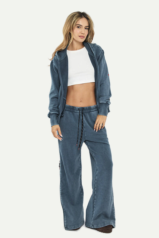 קפוצ’ון עם לוגו בצבע כחול