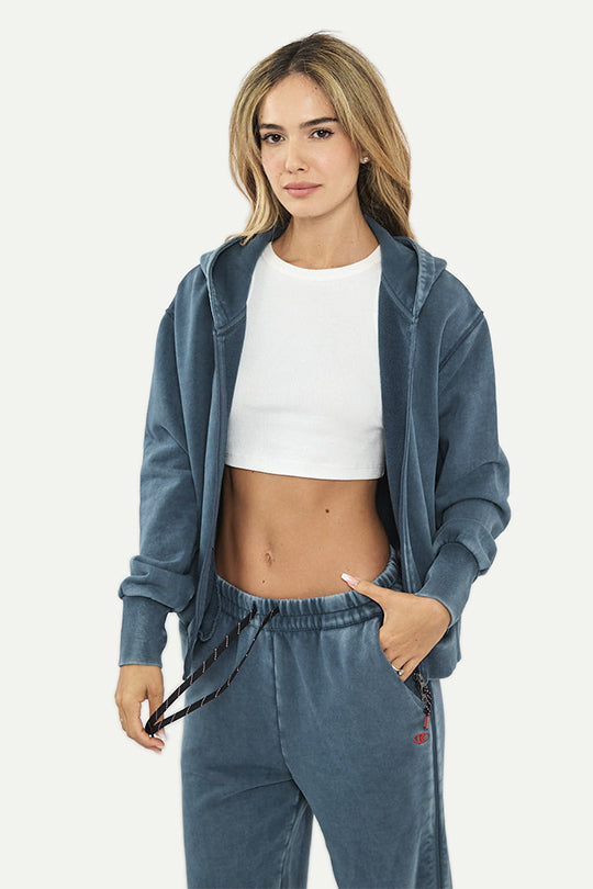 קפוצ’ון עם לוגו בצבע כחול