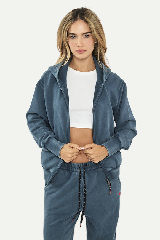 קפוצ’ון עם לוגו בצבע כחול