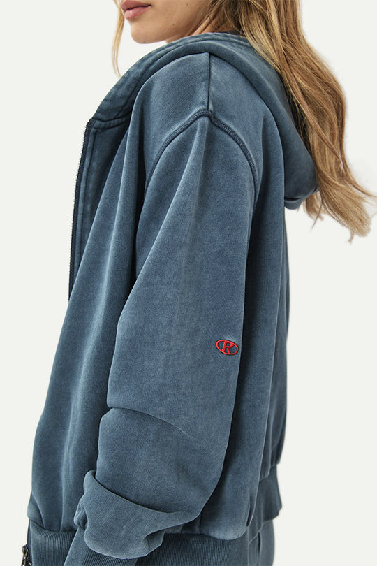 קפוצ’ון עם לוגו בצבע כחול