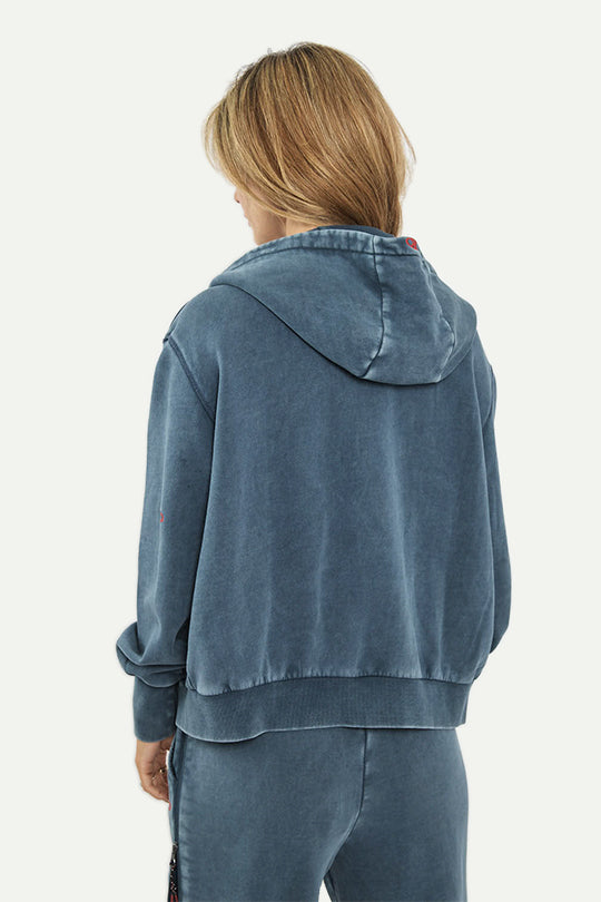 קפוצ’ון עם לוגו בצבע כחול