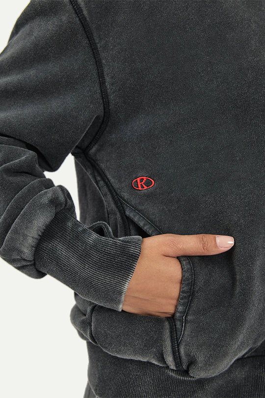 קפוצ’ון עם לוגו בצבע שחור