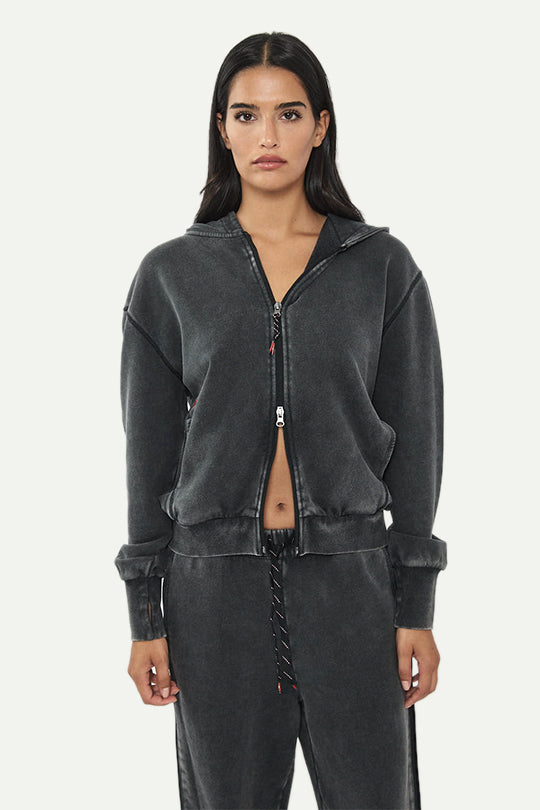 קפוצ’ון עם לוגו בצבע שחור