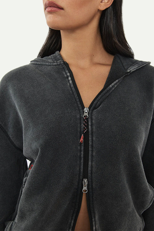 קפוצ’ון עם לוגו בצבע שחור