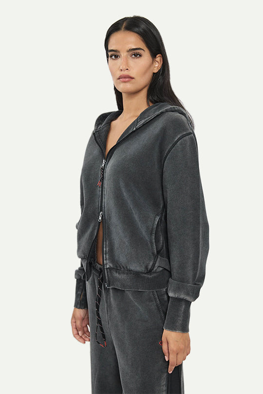 קפוצ’ון עם לוגו בצבע שחור