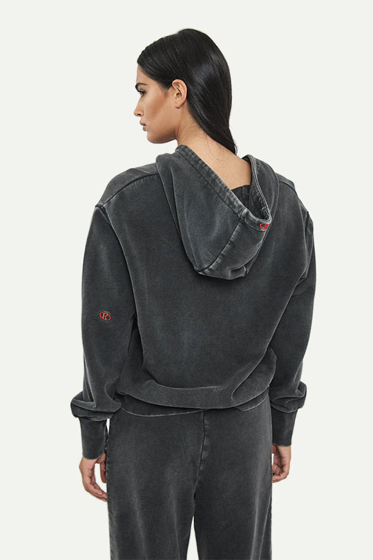 קפוצ’ון עם לוגו בצבע שחור