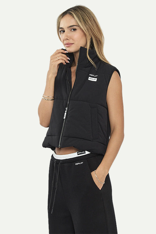 וסט מרופד בצבע שחור