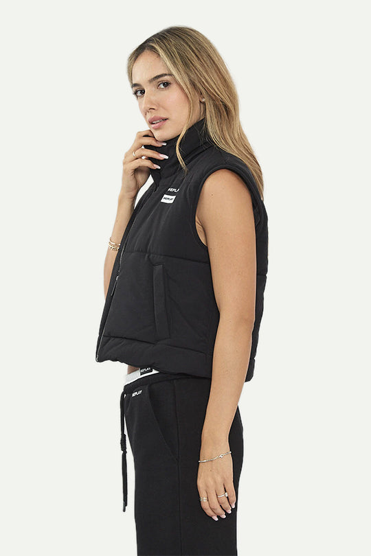 וסט מרופד בצבע שחור