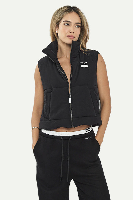 וסט מרופד בצבע שחור