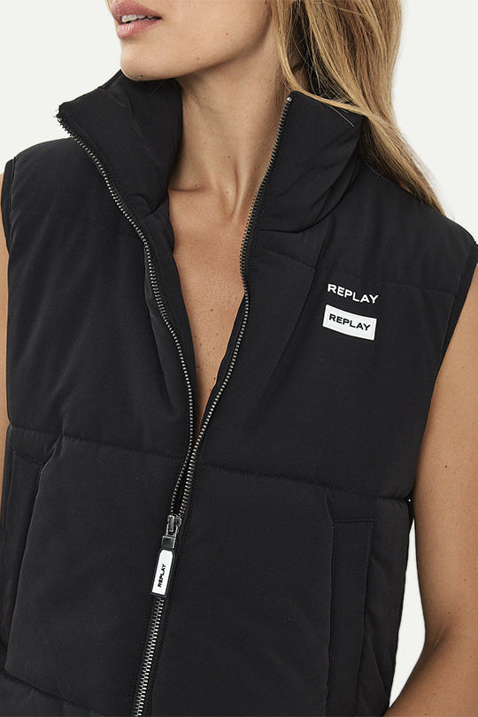 וסט מרופד בצבע שחור