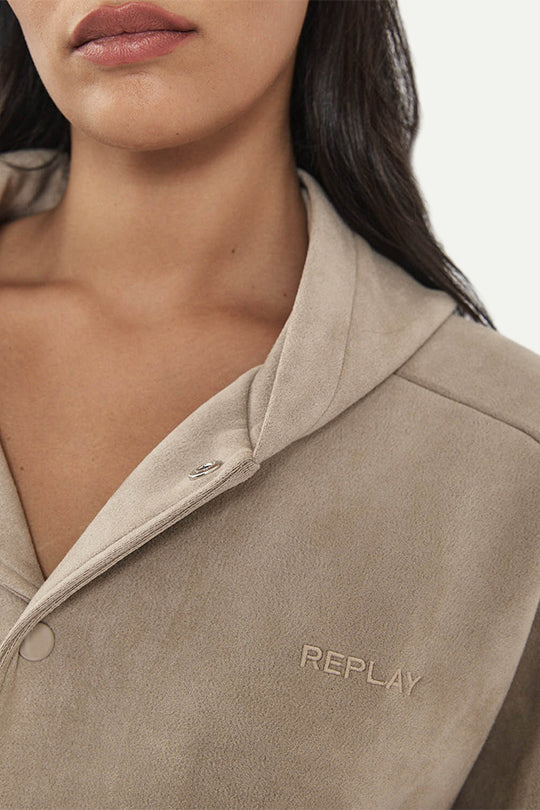 קפוצ׳ון זמש עם כפתורים בצבע קרם