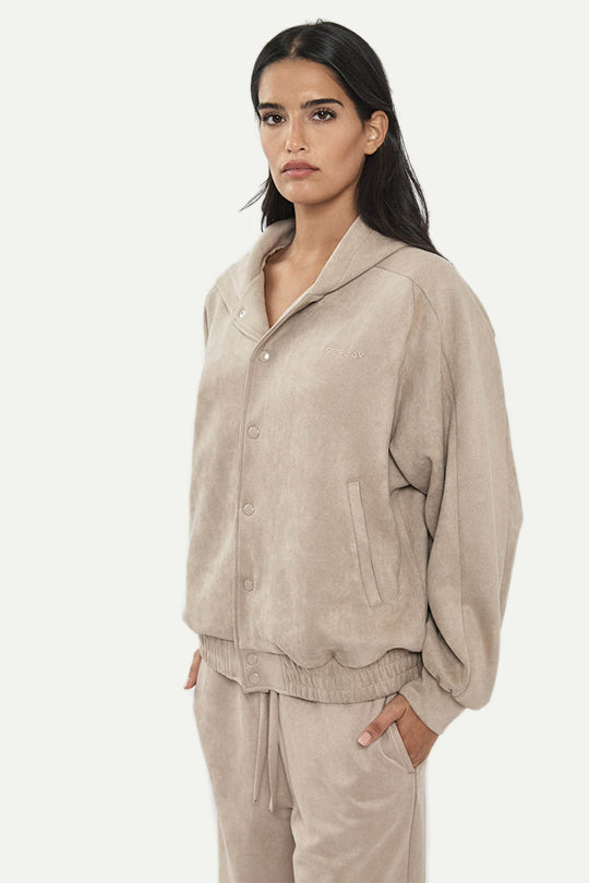 קפוצ׳ון זמש עם כפתורים בצבע קרם