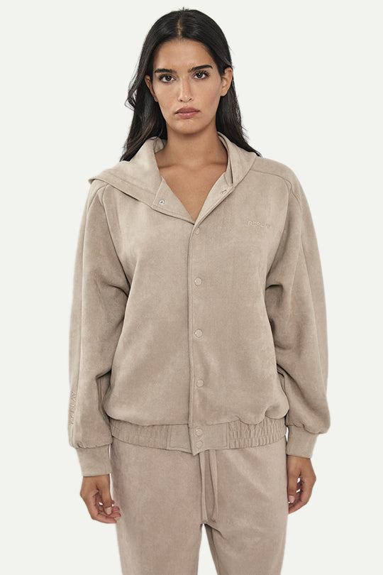 קפוצ׳ון זמש עם כפתורים בצבע קרם