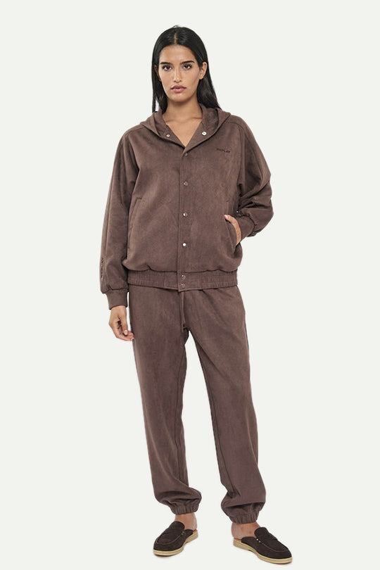 קפוצ׳ון זמש עם כפתורים בצבע חום