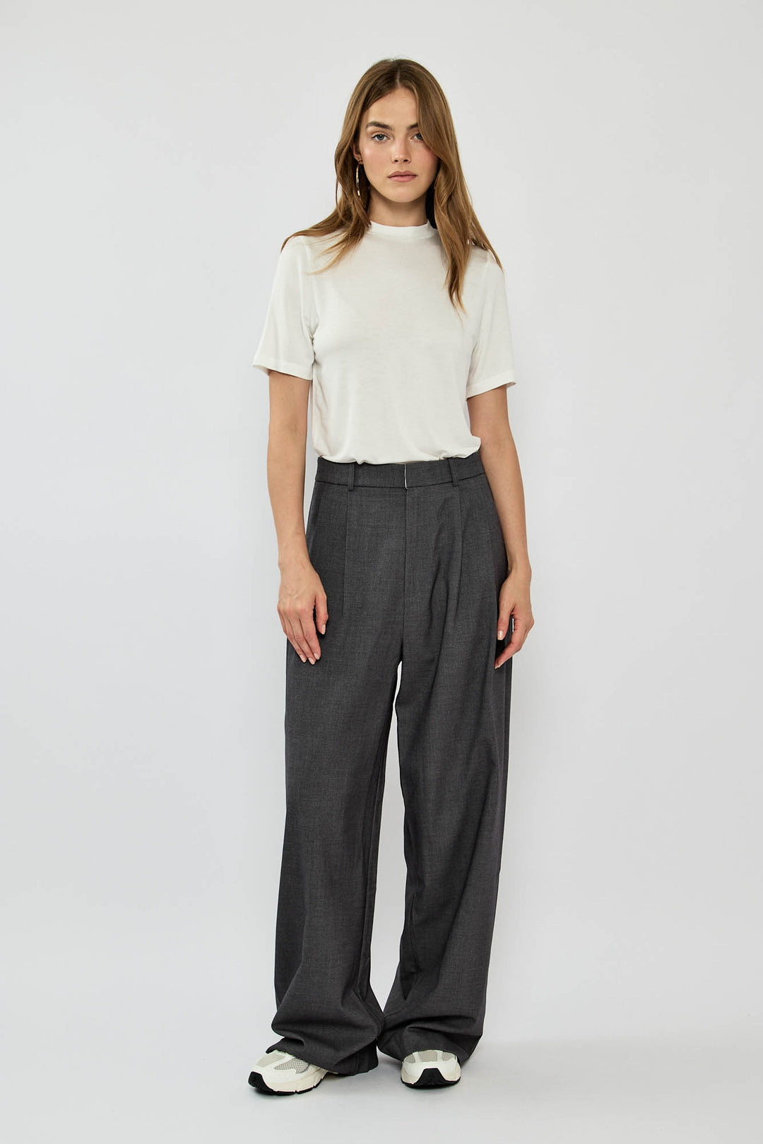 מכנסיים בגזרה רחבה בצבע אפור