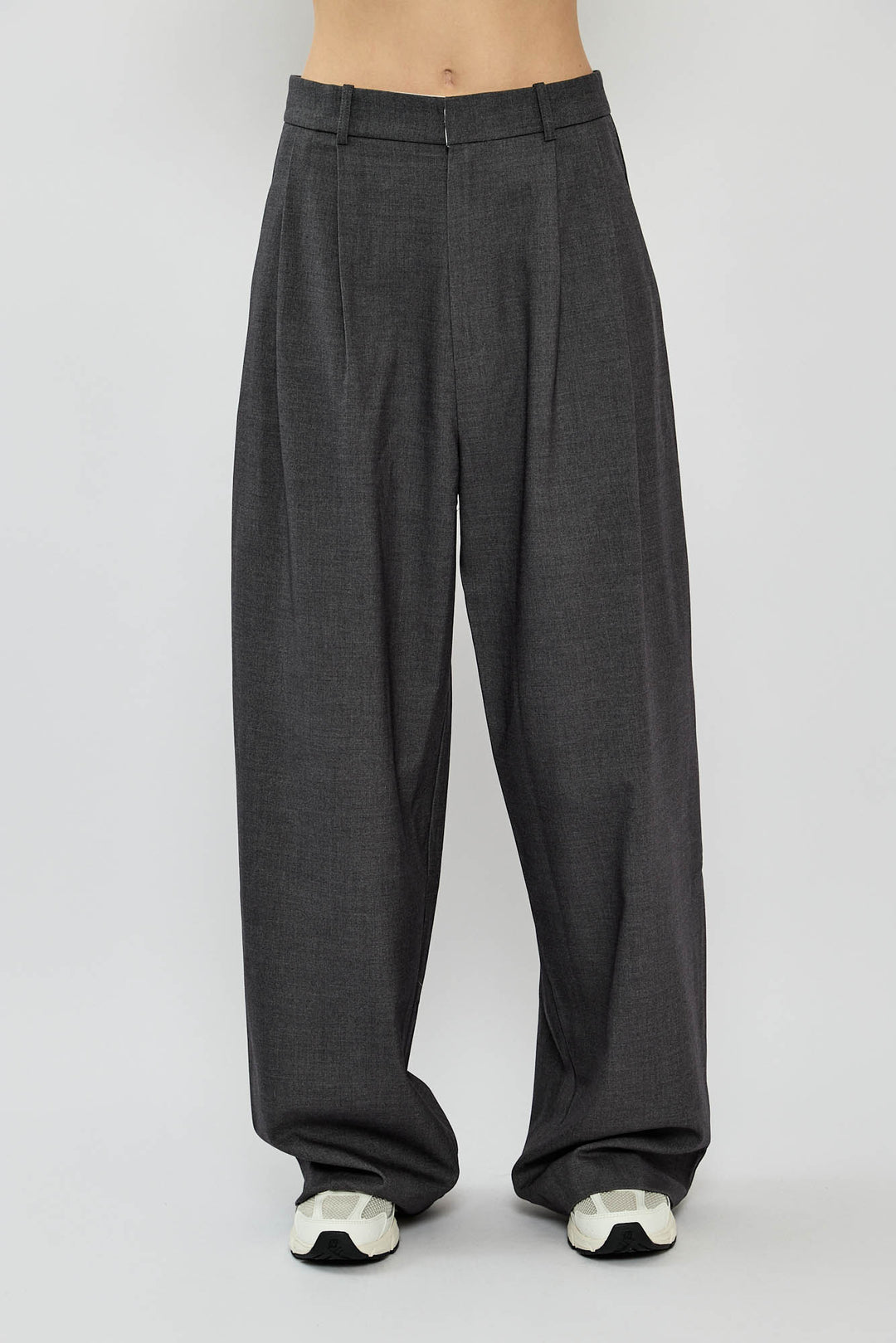 מכנסיים בגזרה רחבה בצבע אפור